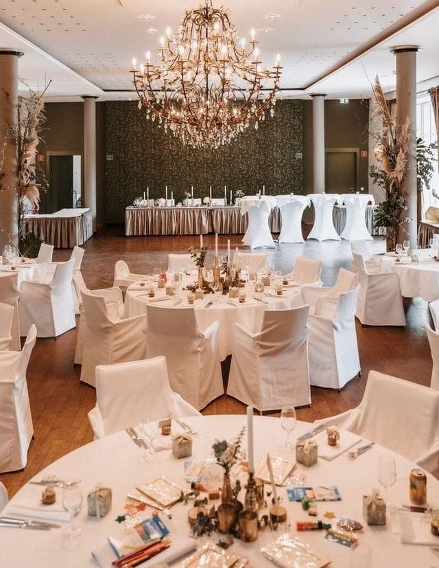 Anniversary decor with roses in Dehradun